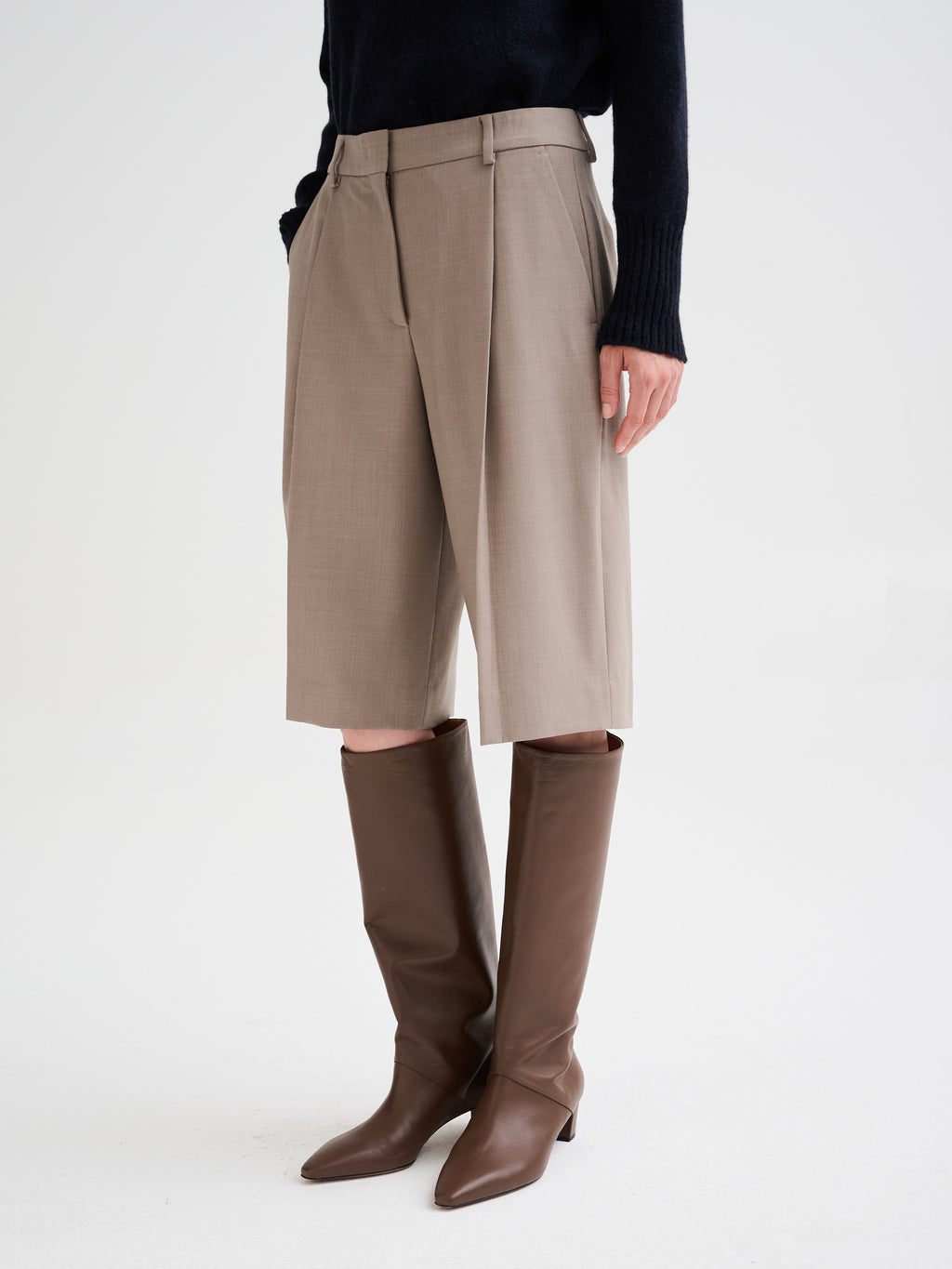 Pleated bermuda shorts